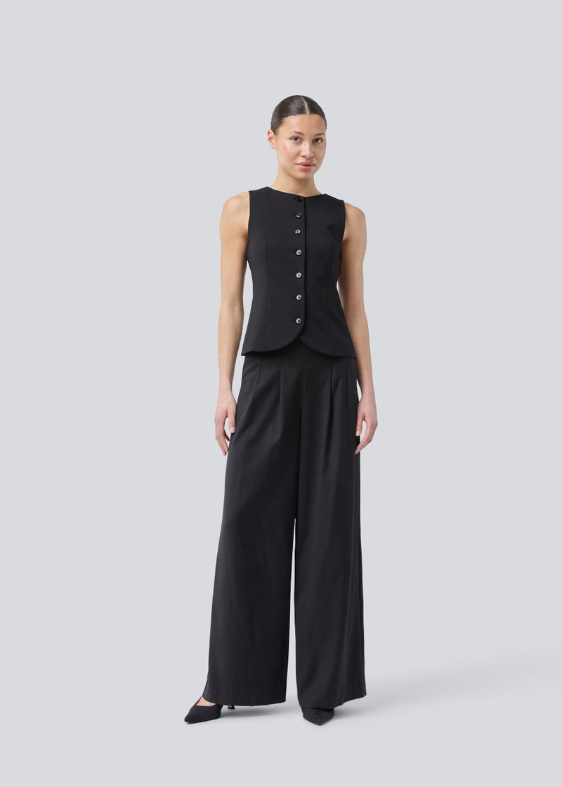 Sleeveless top with button closure in jersey. Tannymd top has is fitted and has a round neckline. The model is 175 cm and wears a size S/36