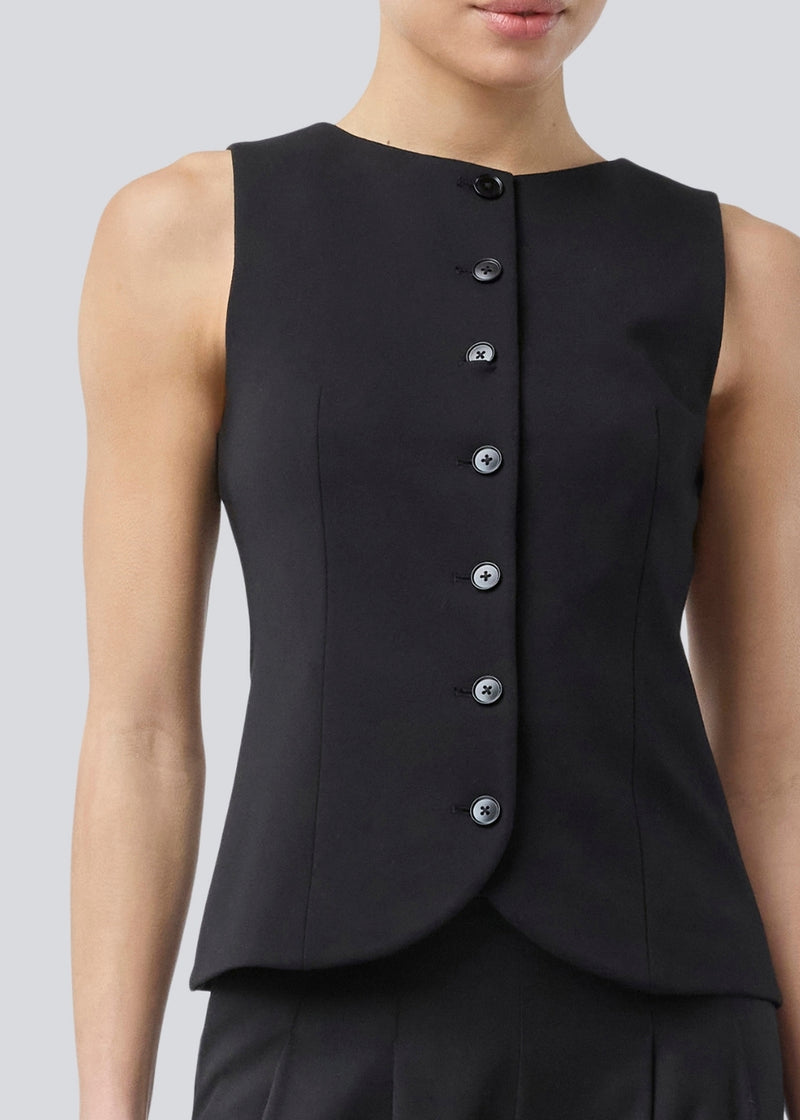 Sleeveless top with button closure in jersey. Tannymd top has is fitted and has a round neckline. The model is 175 cm and wears a size S/36