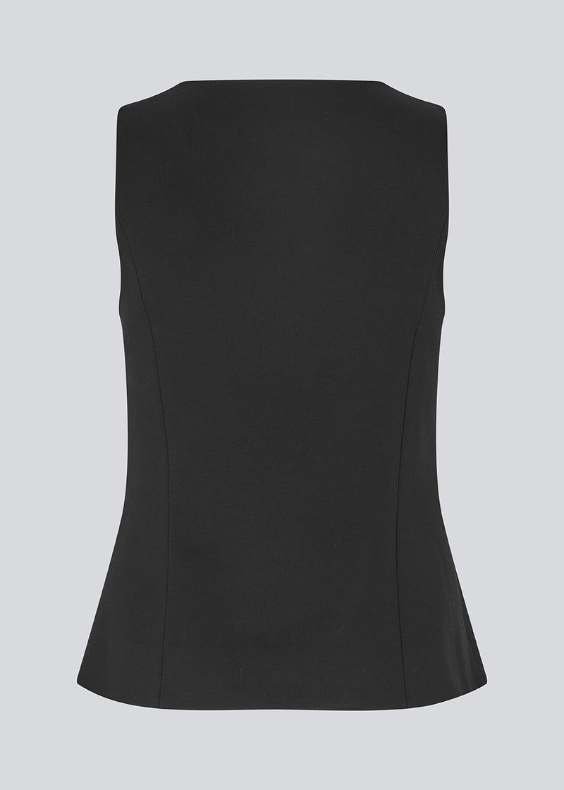 Sleeveless top with button closure in jersey. Tannymd top has is fitted and has a round neckline. The model is 175 cm and wears a size S/36