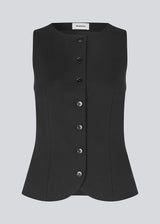 Sleeveless top with button closure in jersey. Tannymd top has is fitted and has a round neckline. The model is 175 cm and wears a size S/36