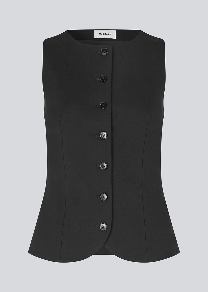 Sleeveless top with button closure in jersey. Tannymd top has is fitted and has a round neckline. The model is 175 cm and wears a size S/36