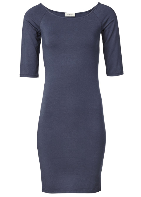 Tansy dress in navy noir is an off shoulder dress with narrow sleeves. The dress has a clean look and a slim fit. Tansy dress is a knee length dress. 