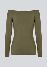 Tansy LS top is in a green color and has a simple expression with a wide neckline and long, slim sleeves. The top has a tight-fitted silhouette. The model is 173 cm and wears a size S/36.