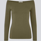 Tansy LS top is in a green color and has a simple expression with a wide neckline and long, slim sleeves. The top has a tight-fitted silhouette. The model is 173 cm and wears a size S/36.