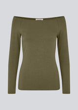 Tansy LS top is in a green color and has a simple expression with a wide neckline and long, slim sleeves. The top has a tight-fitted silhouette. The model is 173 cm and wears a size S/36.
