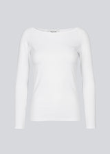Tansy LS top in White has a simple expression with a wide neckline and long, slim sleeves. The top has a tight-fitted silhouette.