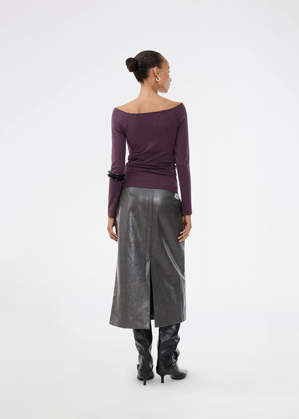 Tansy LS top has a simple expression with a wide neckline and long, slim sleeves. The top has a tight-fitted silhouette. The model is 173 cm and wears a size S/36