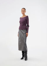 Tansy LS top has a simple expression with a wide neckline and long, slim sleeves. The top has a tight-fitted silhouette. The model is 173 cm and wears a size S/36