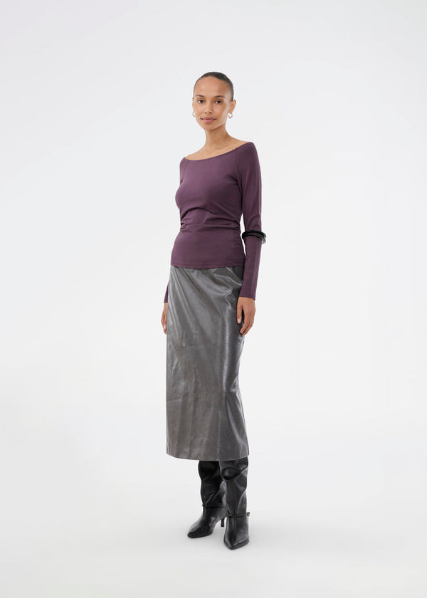 Tansy LS top has a simple expression with a wide neckline and long, slim sleeves. The top has a tight-fitted silhouette. The model is 173 cm and wears a size S/36