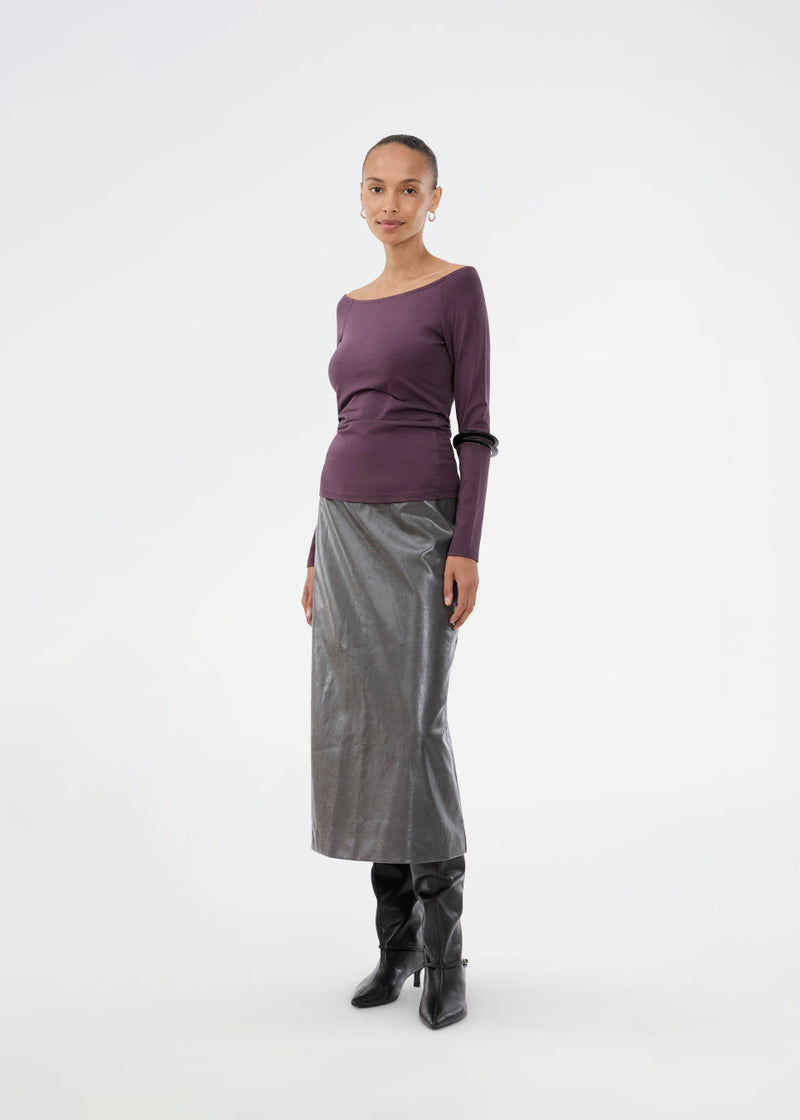 Tansy LS top has a simple expression with a wide neckline and long, slim sleeves. The top has a tight-fitted silhouette. The model is 173 cm and wears a size S/36