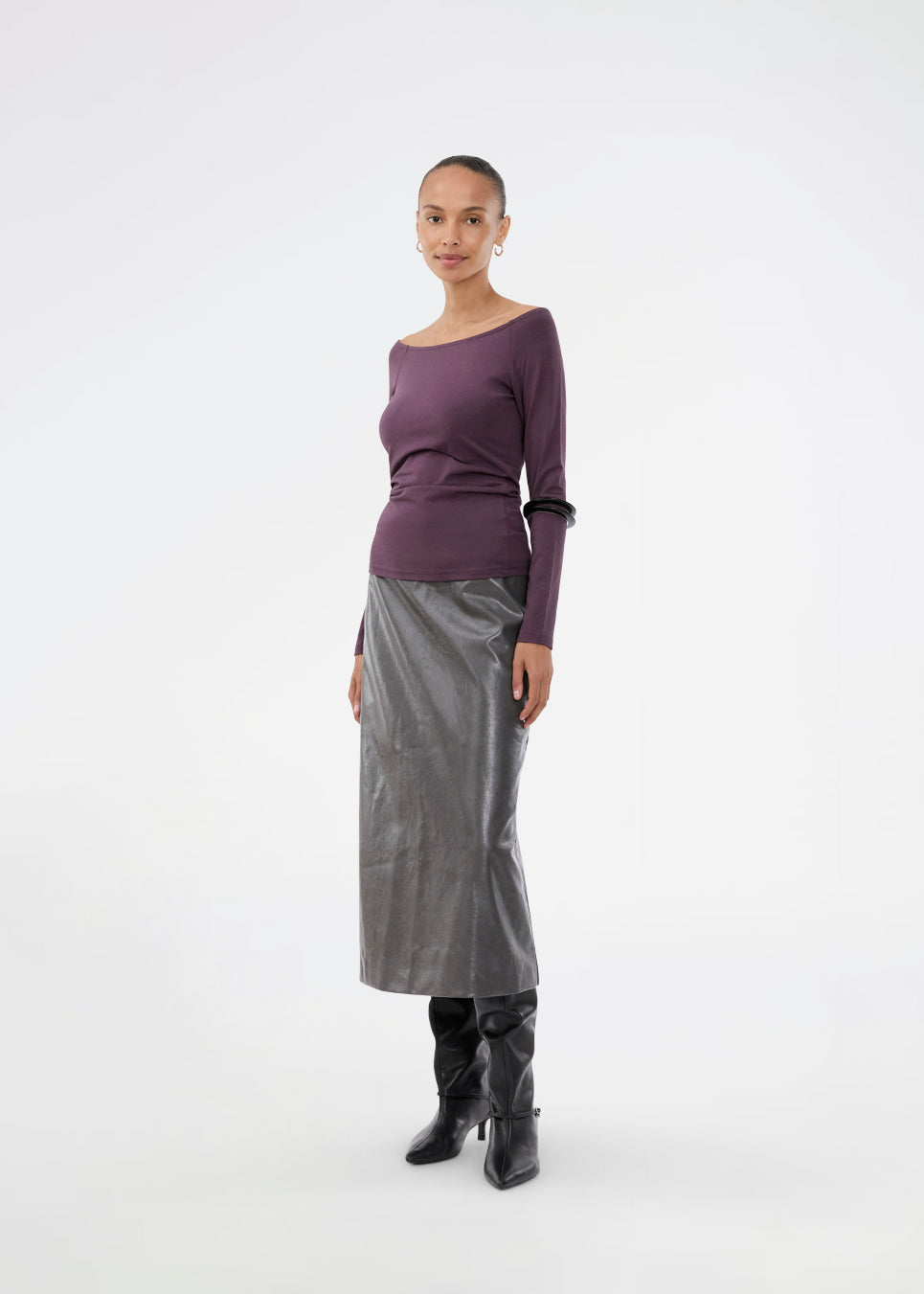 Tansy LS top has a simple expression with a wide neckline and long, slim sleeves. The top has a tight-fitted silhouette. The model is 173 cm and wears a size S/36