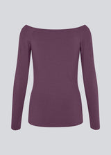 Tansy LS top has a simple expression with a wide neckline and long, slim sleeves. The top has a tight-fitted silhouette. The model is 173 cm and wears a size S/36