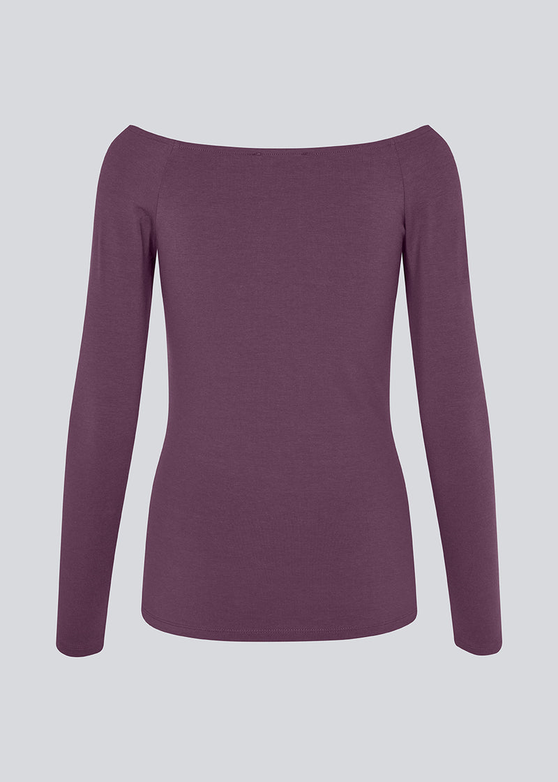 Tansy LS top has a simple expression with a wide neckline and long, slim sleeves. The top has a tight-fitted silhouette. The model is 173 cm and wears a size S/36