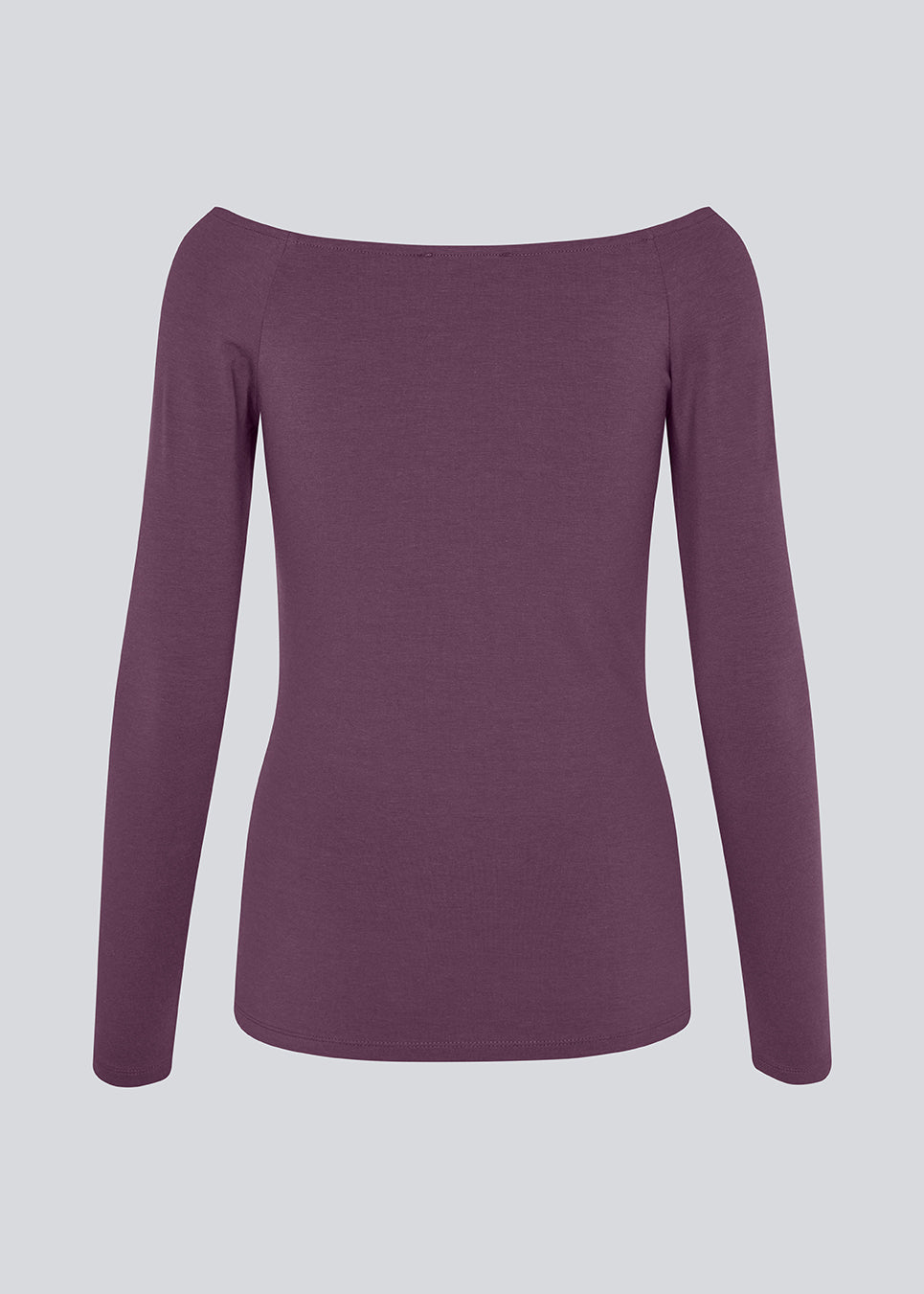 Tansy LS top has a simple expression with a wide neckline and long, slim sleeves. The top has a tight-fitted silhouette. The model is 173 cm and wears a size S/36