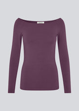 Tansy LS top has a simple expression with a wide neckline and long, slim sleeves. The top has a tight-fitted silhouette. The model is 173 cm and wears a size S/36