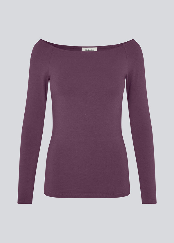 Tansy LS top has a simple expression with a wide neckline and long, slim sleeves. The top has a tight-fitted silhouette. The model is 173 cm and wears a size S/36