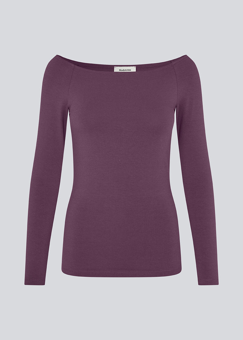 Tansy LS top has a simple expression with a wide neckline and long, slim sleeves. The top has a tight-fitted silhouette. The model is 173 cm and wears a size S/36