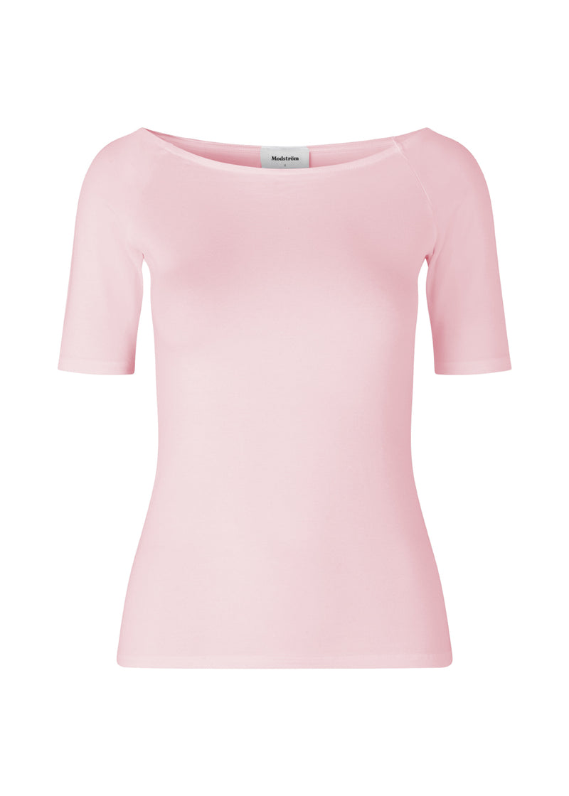 Tansy top in the color dusty sorbet has a simple look with a wide neckline at front and back and narrow sleeves. The top is slim fit without being tight. 