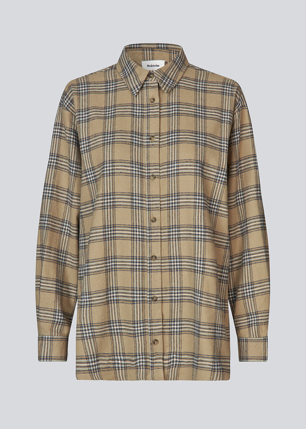 Classic oversize shirt in flannel in beige. TappoMD shirt has a chest pocket, button closure in front and a manchet with button closure.&nbsp;
