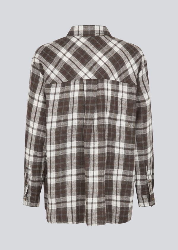 Classic oversize shirt in flannel in brown. TappoMD shirt has a chest pocket, button closure in front and a manchet with button closure.&nbsp;