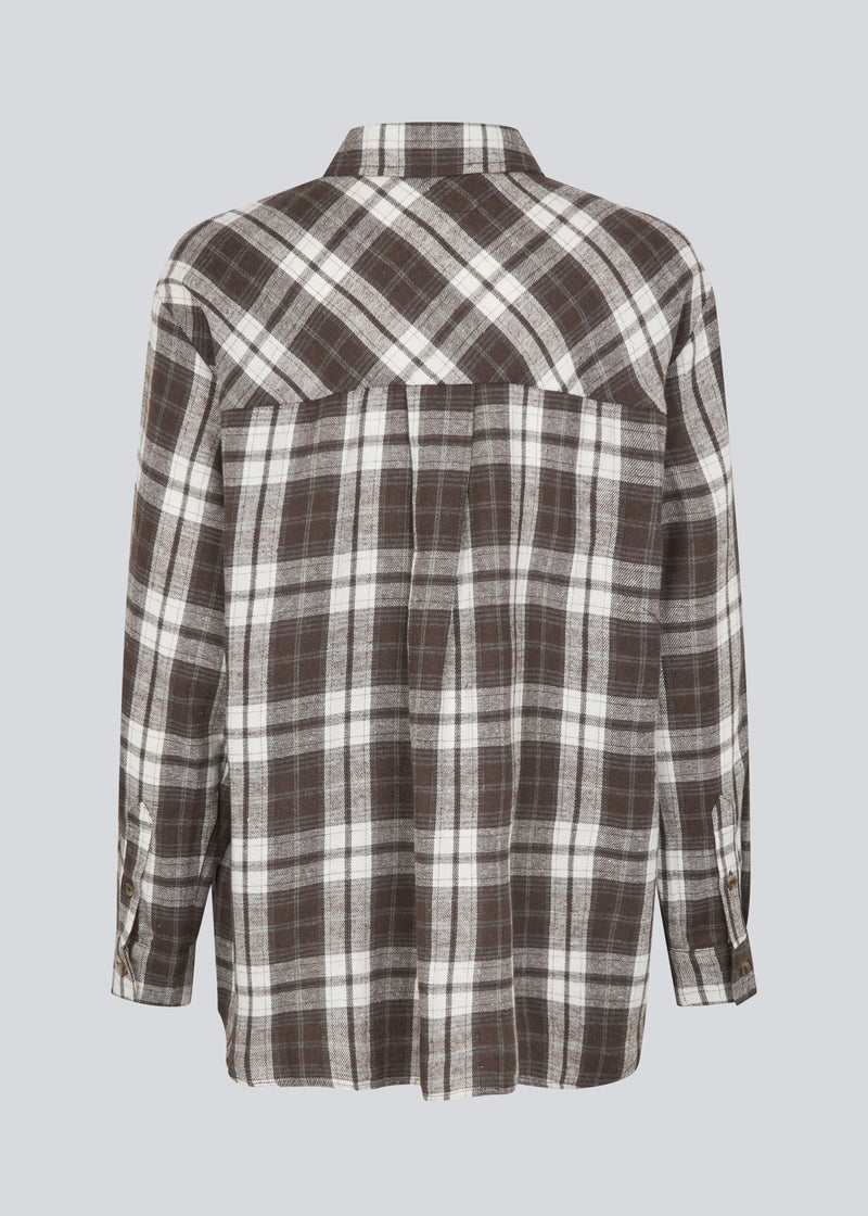 Classic oversize shirt in flannel in brown. TappoMD shirt has a chest pocket, button closure in front and a manchet with button closure.&nbsp;