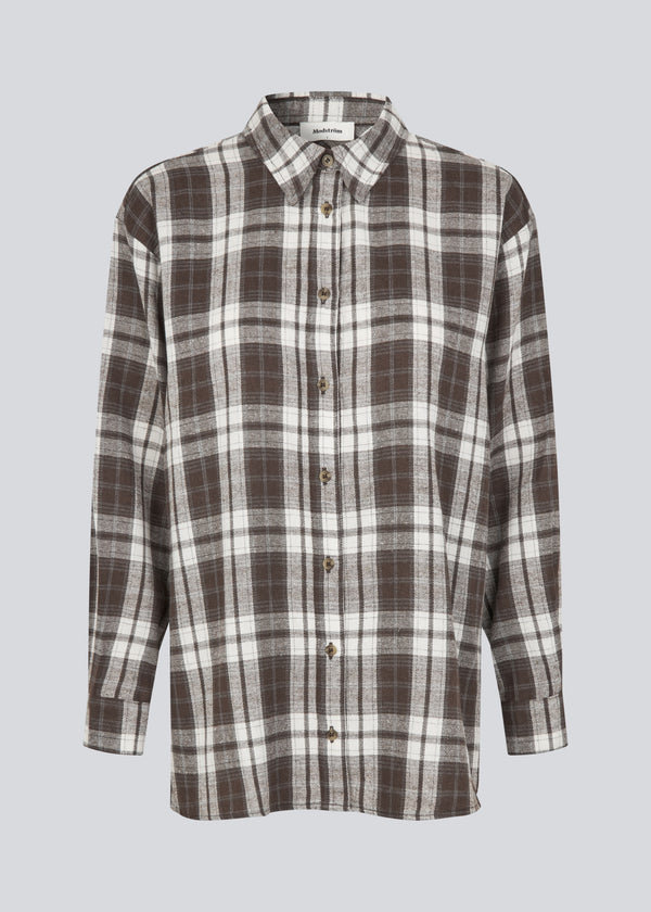 Classic oversize shirt in flannel in brown. TappoMD shirt has a chest pocket, button closure in front and a manchet with button closure.&nbsp;