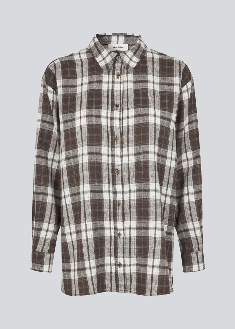 Classic oversize shirt in flannel in brown. TappoMD shirt has a chest pocket, button closure in front and a manchet with button closure.&nbsp;