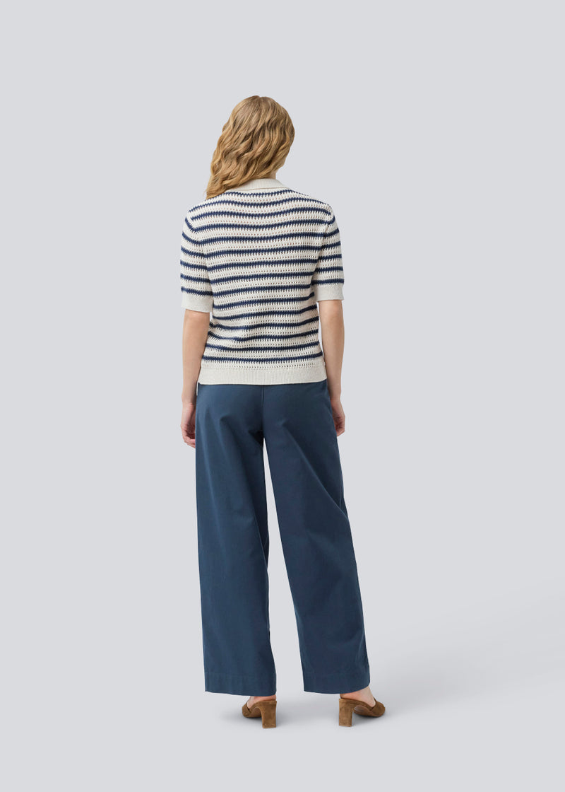 Knitted polo with short sleeves in 100% organic cotton. TellyMD SS polo has a placket with 3 gold metal buttons.