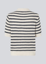 Knitted polo with short sleeves in 100% organic cotton. TellyMD SS polo has a placket with 3 gold metal buttons.