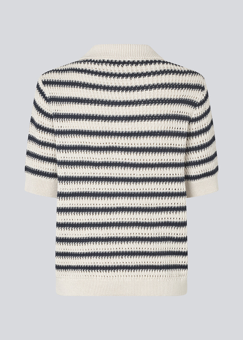 Knitted polo with short sleeves in 100% organic cotton. TellyMD SS polo has a placket with 3 gold metal buttons.