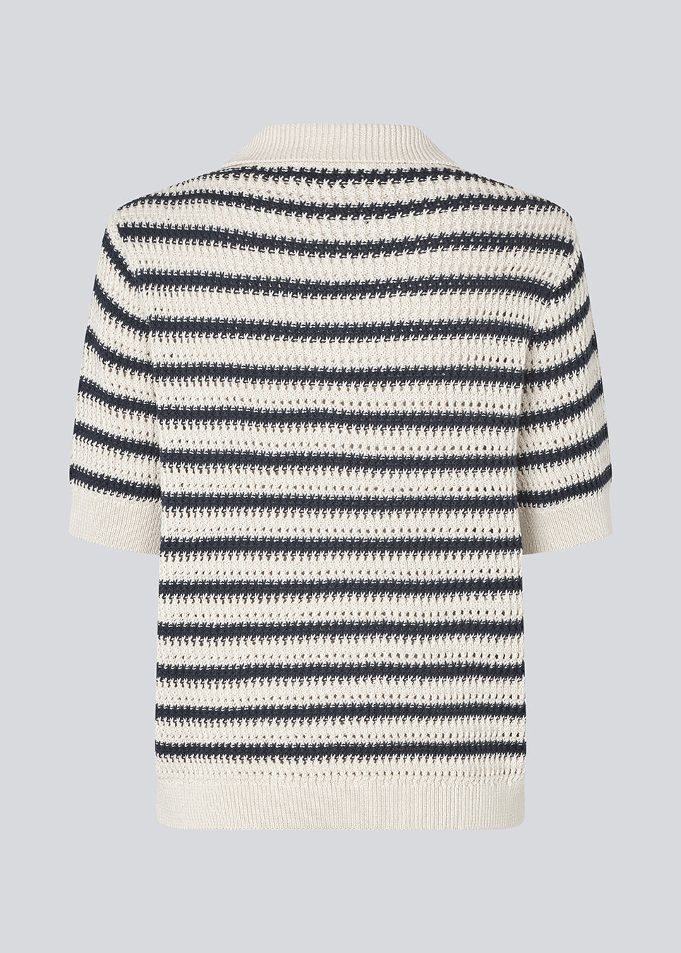 Knitted polo with short sleeves in 100% organic cotton. TellyMD SS polo has a placket with 3 gold metal buttons.