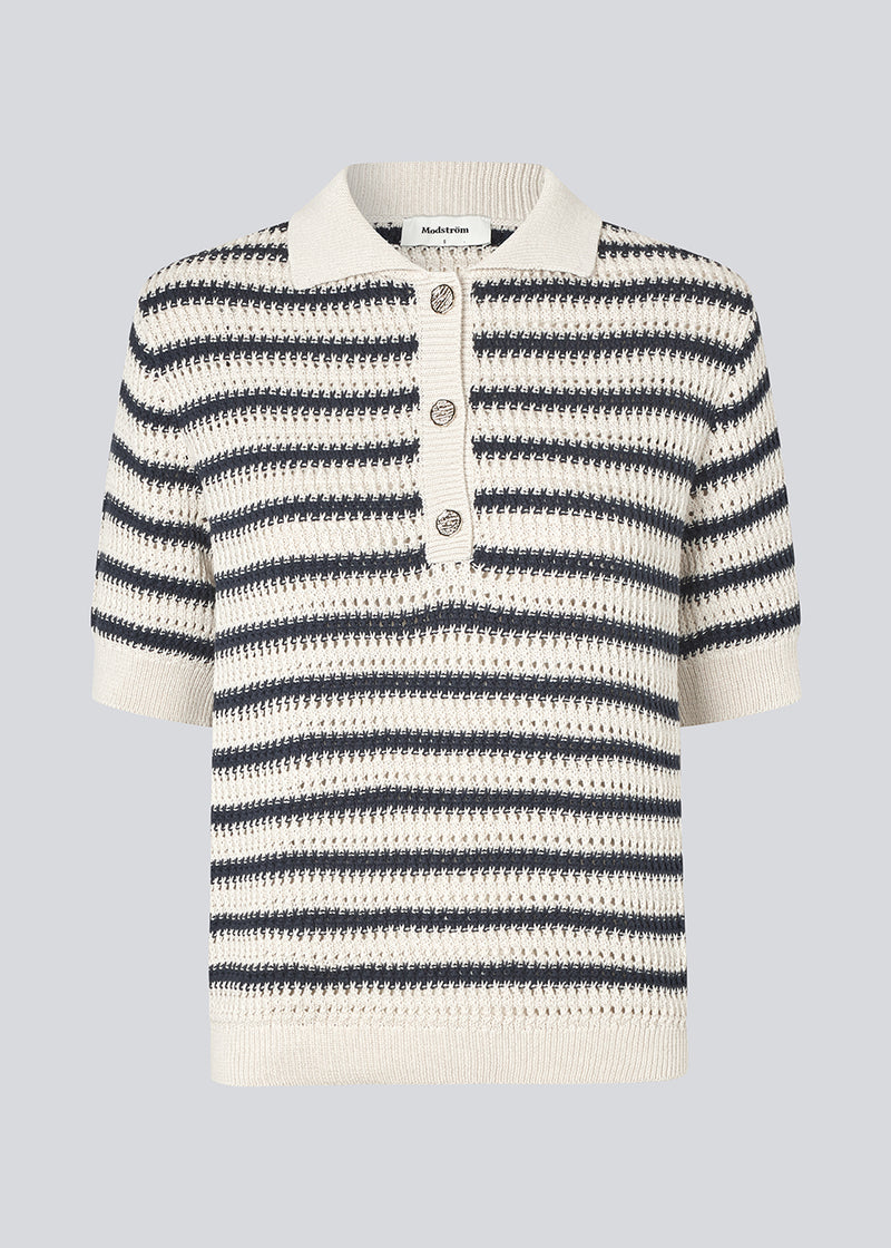 Knitted polo with short sleeves in 100% organic cotton. TellyMD SS polo has a placket with 3 gold metal buttons.