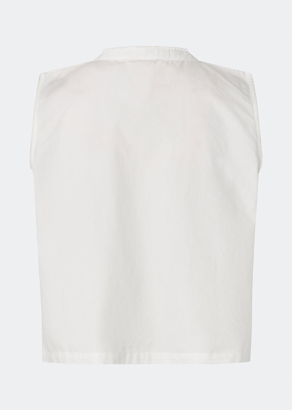 Sleeveless top crafted from a soft cotton quality. Tessamd top features tie-front closures, delicate trim details, and a clean, relaxed silhouette. A lightweight and versatile style that combines feminine details with a modern, minimalist look.