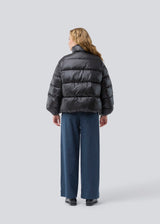 Puffer jacket with a high neck in 100% recycled polyester. Tetrismd jacket has a zipper closure and an adjustable strap at the sleeve. 