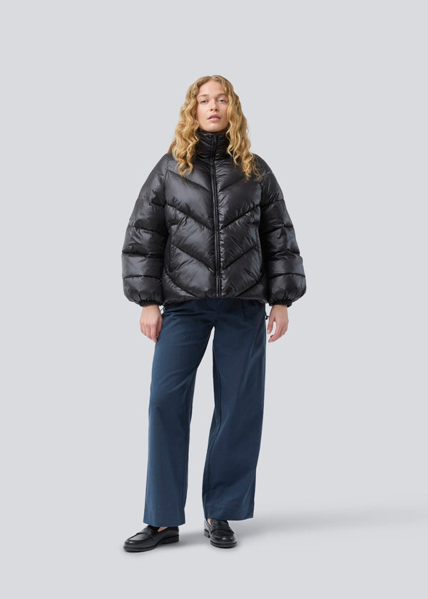 Puffer jacket with a high neck in 100% recycled polyester. Tetrismd jacket has a zipper closure and an adjustable strap at the sleeve. 