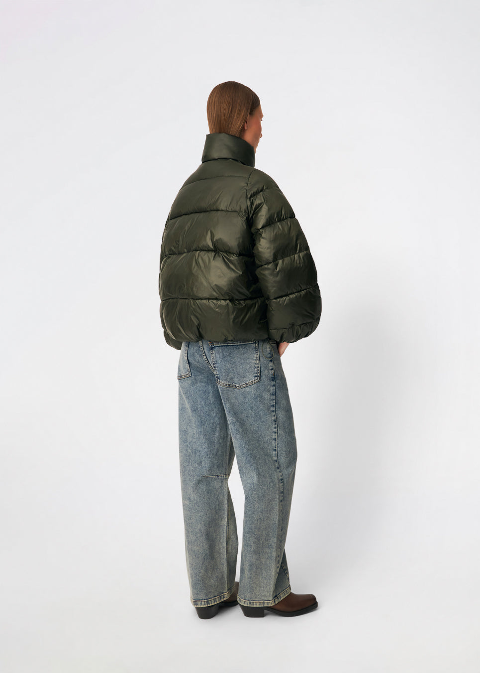 Puffer jacket with a high neck in 100% recycled polyester. Tetrismd jacket has a zipper closure and an adjustable strap at the sleeve. The model is 175 cm and wears a size s/36.