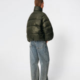 Puffer jacket with a high neck in 100% recycled polyester. Tetrismd jacket has a zipper closure and an adjustable strap at the sleeve. The model is 175 cm and wears a size s/36.