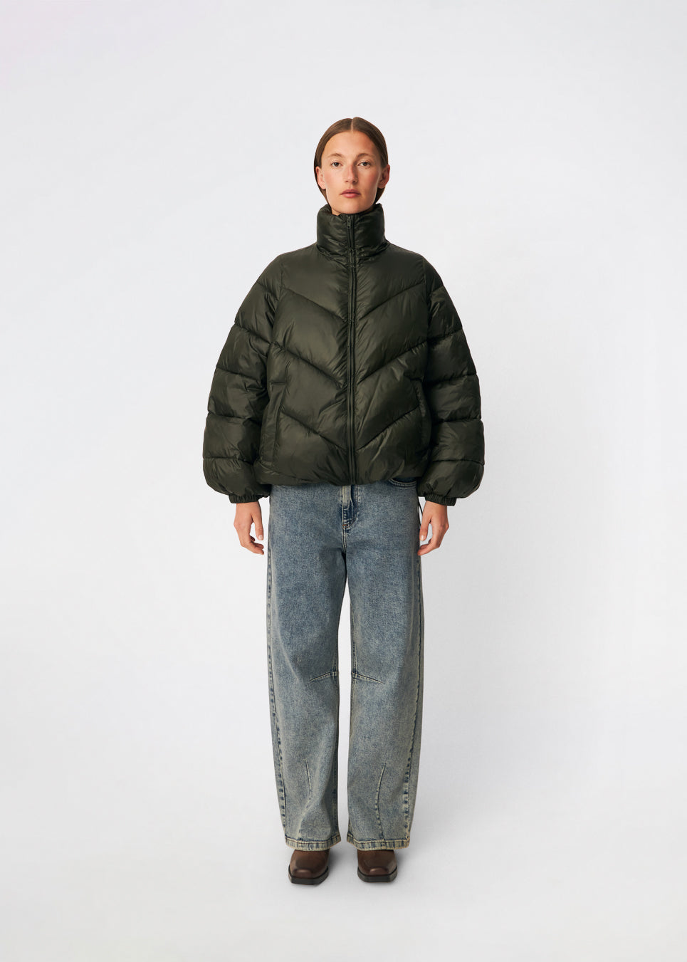Puffer jacket with a high neck in 100% recycled polyester. Tetrismd jacket has a zipper closure and an adjustable strap at the sleeve. The model is 175 cm and wears a size s/36.