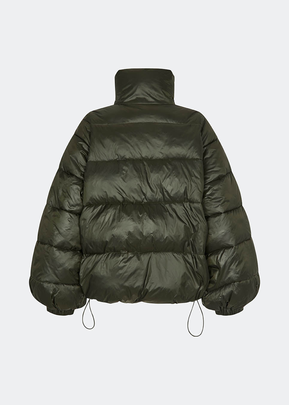 Puffer jacket with a high neck in 100% recycled polyester. Tetrismd jacket has a zipper closure and an adjustable strap at the sleeve. The model is 175 cm and wears a size s/36.
