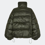 Puffer jacket with a high neck in 100% recycled polyester. Tetrismd jacket has a zipper closure and an adjustable strap at the sleeve. The model is 175 cm and wears a size s/36.