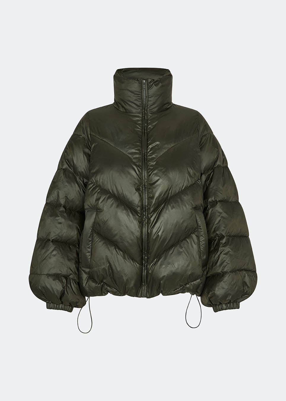 Puffer jacket with a high neck in 100% recycled polyester. Tetrismd jacket has a zipper closure and an adjustable strap at the sleeve. The model is 175 cm and wears a size s/36.