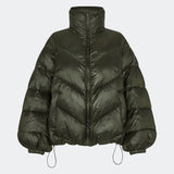 Puffer jacket with a high neck in 100% recycled polyester. Tetrismd jacket has a zipper closure and an adjustable strap at the sleeve. The model is 175 cm and wears a size s/36.
