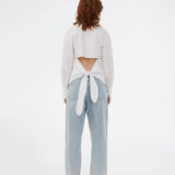 Fitted white shirt with an open back with a tiedetail. Thememd shirt has a shirt collar and a button closure in front. The model is 175 cm and wears a size s/36.

Material:
97% Cotton
3% Elastane