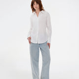 Fitted white shirt with an open back with a tiedetail. Thememd shirt has a shirt collar and a button closure in front. The model is 175 cm and wears a size s/36.

Material:
97% Cotton
3% Elastane