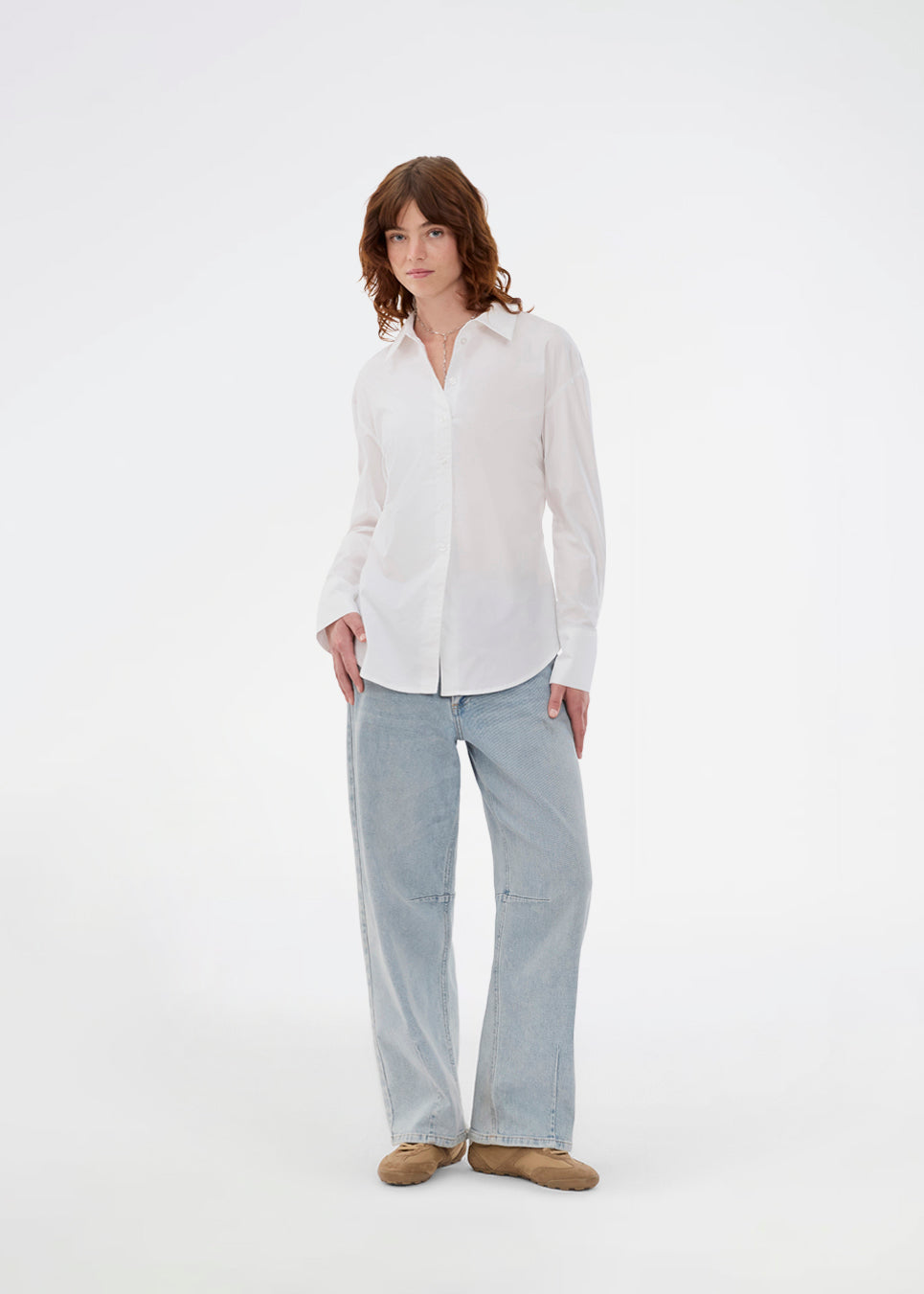 Fitted white shirt with an open back with a tiedetail. Thememd shirt has a shirt collar and a button closure in front. The model is 175 cm and wears a size s/36.

Material:
97% Cotton
3% Elastane