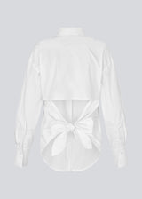 Fitted white shirt with an open back with a tiedetail. Thememd shirt has a shirt collar and a button closure in front. The model is 175 cm and wears a size s/36.

Material:
97% Cotton
3% Elastane