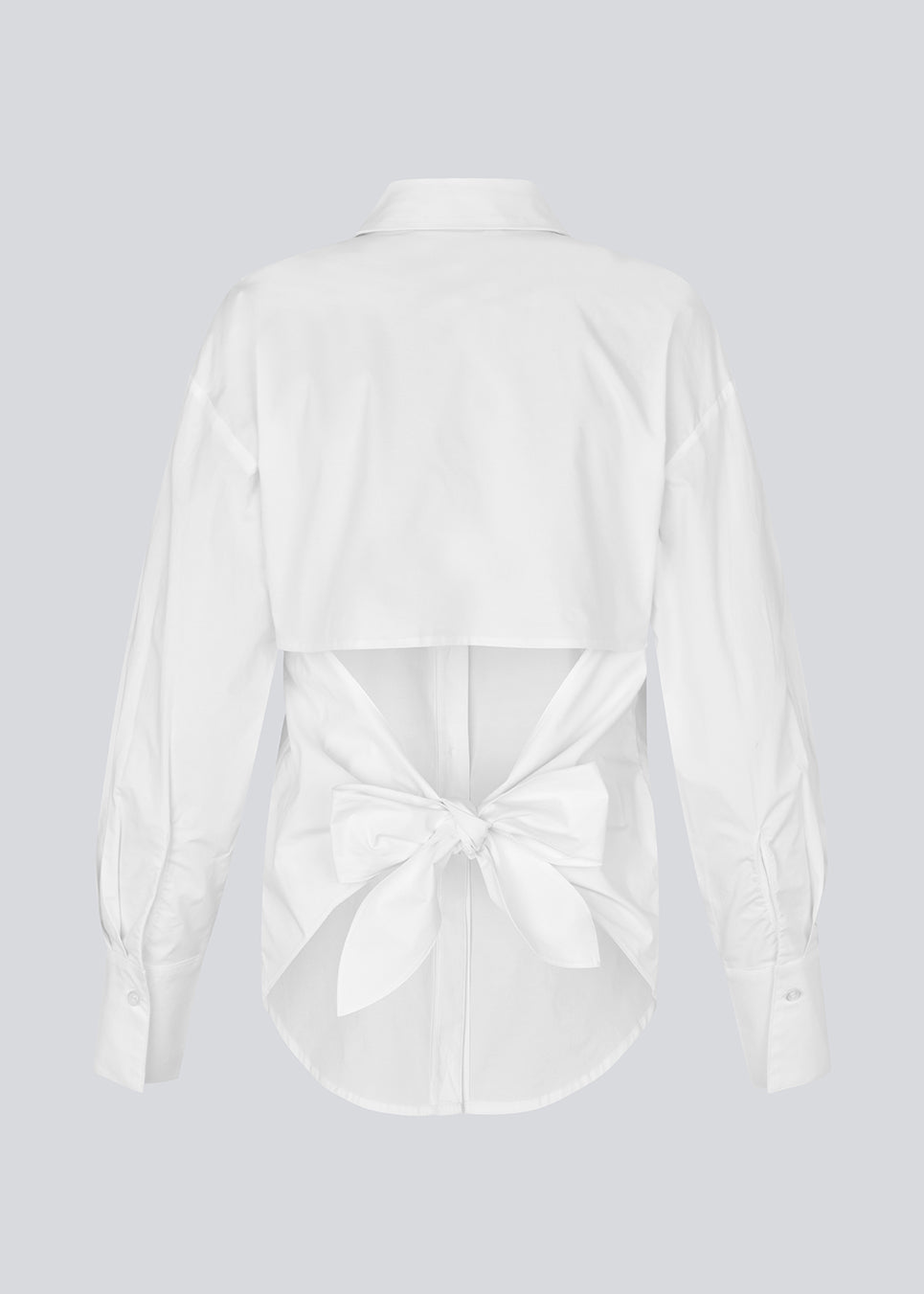 Fitted white shirt with an open back with a tiedetail. Thememd shirt has a shirt collar and a button closure in front. The model is 175 cm and wears a size s/36.

Material:
97% Cotton
3% Elastane