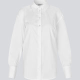 Fitted white shirt with an open back with a tiedetail. Thememd shirt has a shirt collar and a button closure in front. The model is 175 cm and wears a size s/36.

Material:
97% Cotton
3% Elastane