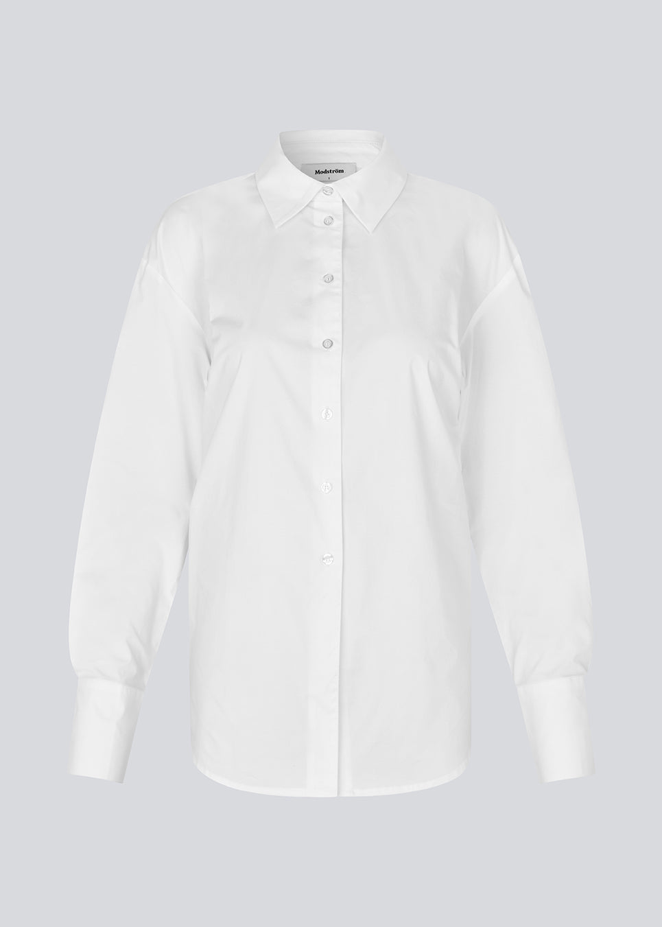 Fitted white shirt with an open back with a tiedetail. Thememd shirt has a shirt collar and a button closure in front. The model is 175 cm and wears a size s/36.

Material:
97% Cotton
3% Elastane