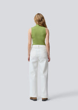 Nice green top without sleeves and with a high neck. Theo top is in a nice cotton/modal quality. The model is 175 cm and wears a size S/36